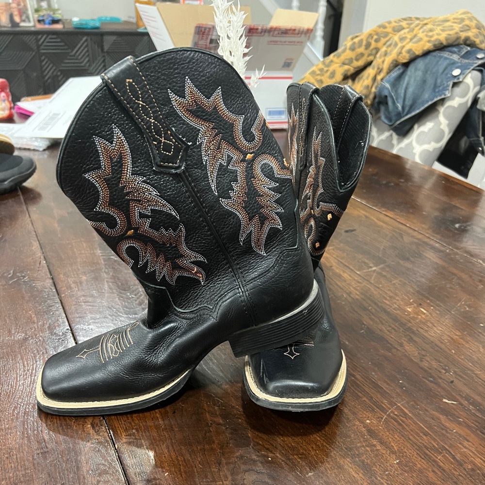 Boys Ariat genuine leather boots size 5